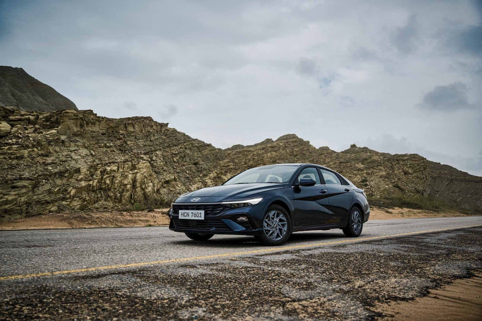 Hyundai Elantra Hybrid exterior 1